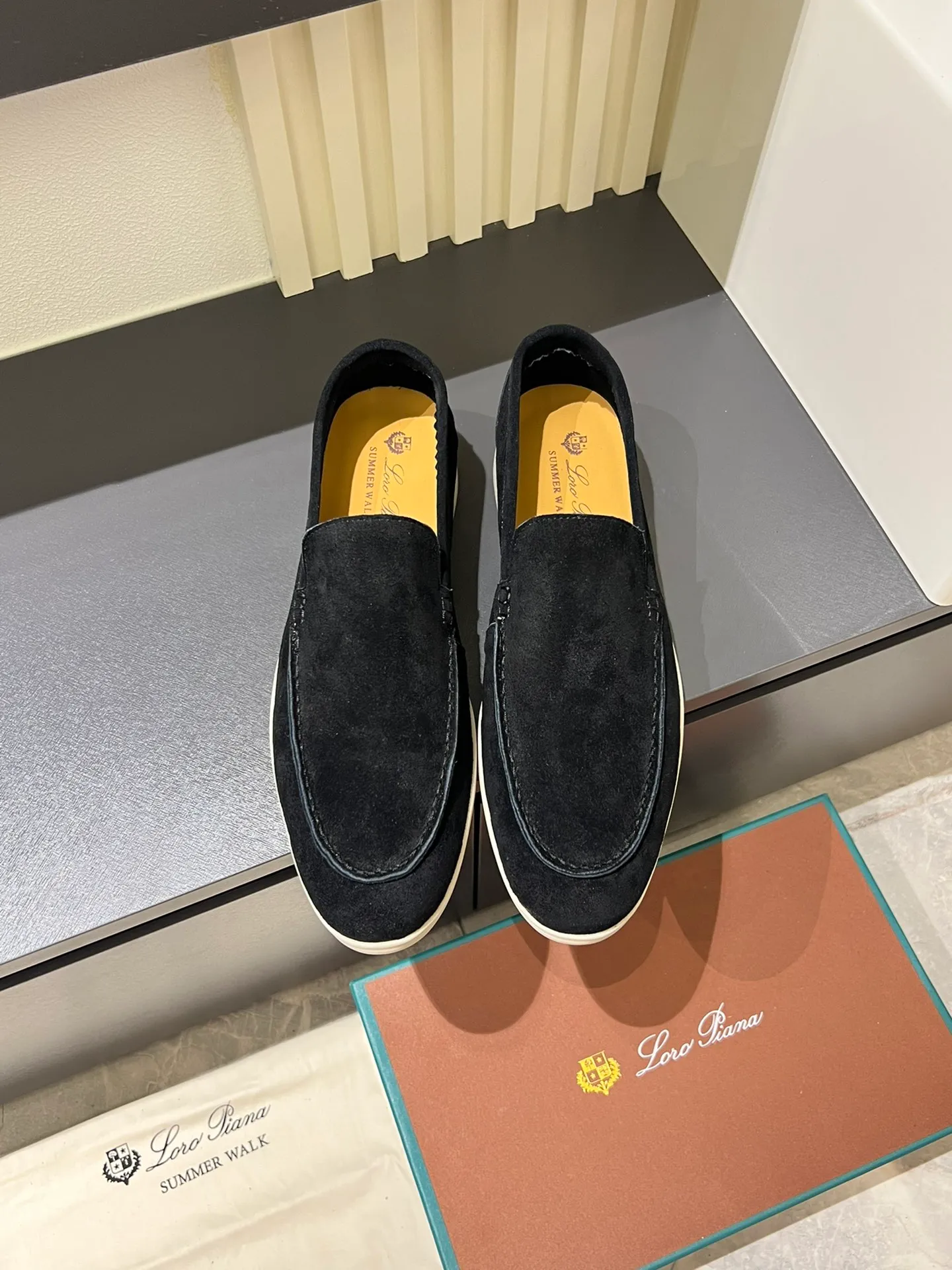 Men's shoes 💰p360 "Loro men's shoes 💰pian'*" Classic L men's shoes for couples 💰p Top version British flat loafers, a must-have item in old money style, the minimalist design is eye-catching and durable, a plus point for dressing The soft foot feel and texture are outstanding. They don’t scratch your feet and are very nice. They are matched with soft and waxy soles. They can be worn daily for a long time without getting tired. They are easy to wear, versatile and classic items, with perfect foot feel and texture! Imported cashmere fabric, the lining is made of imported A-grade water-dyed cow lining, the top version of the genuine leather midsole is sewn with pure handmade mark thread! Size: Female 35-40 (34. Customized) Male 38-44 (45.46. Customized)